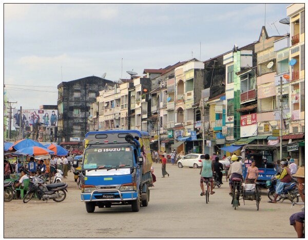 東西回廊のゴール地点、モーラミャインの街ASEAN.