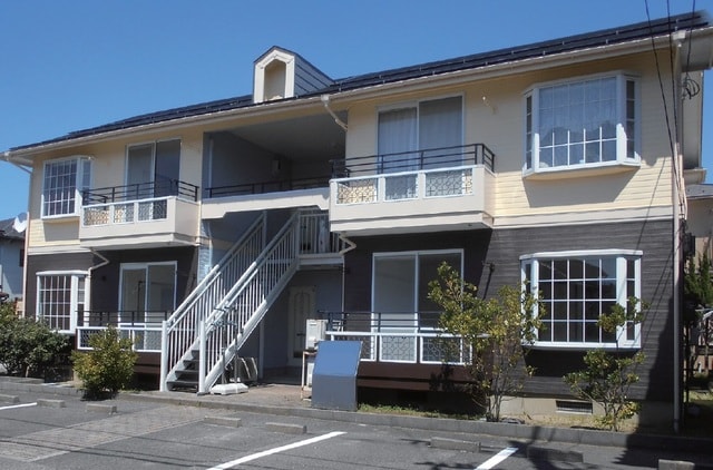 どちらかというと都市部の景観にマッチする組み合わせです。クリームとグレーは意外にも相性が良く、さらに2色とも、汚れが目立ちにくい点も注目に値します。