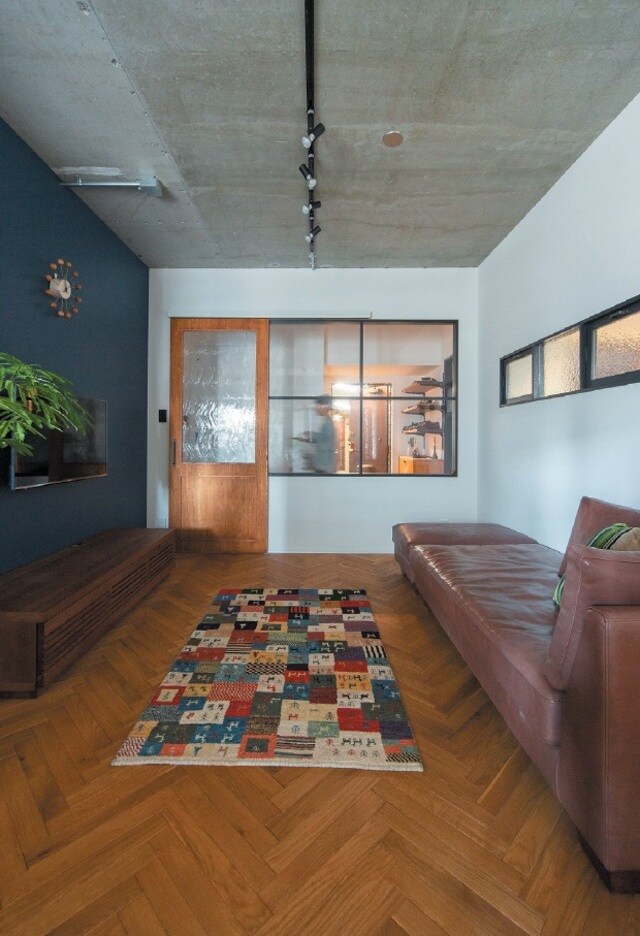 玄関とLDK の空間分けは室内窓で、併せてヌケ感を創る。