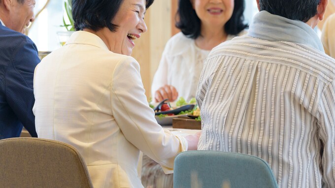 妻との食事は箸で食べ物を口に運ぶだけの“作業”です…定年後、家に居場所がない年金月27万円の65歳元高校教師、時間潰しの「新潟のフードコート」で目撃「高齢者たちのモラルを疑う光景」【FPが解説】