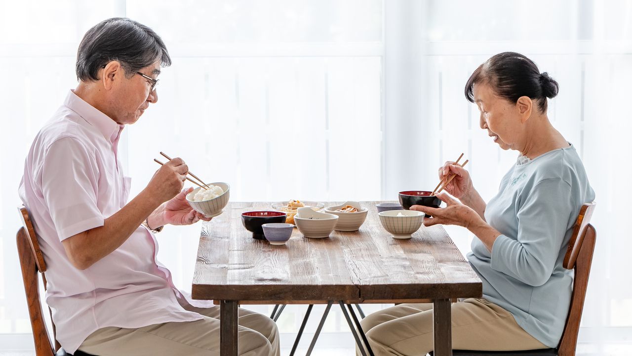 「二度と関わらないでほしい」70代夫婦を襲ったLINEの通知。築40年の庭付き一戸建て、二人きりの夕食で知る「長男家族との絶縁の真実」