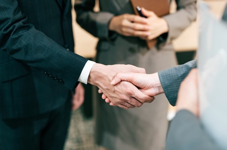 2月のM&A件数は77件。2月としては、直近10年間で前年に次ぐ高水準。