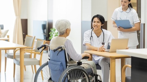 老人ホームに入居した場合、ホーム指定の医療機関の医師が主治医に就任するケースが多い。（※写真はイメージです／PIXTA）