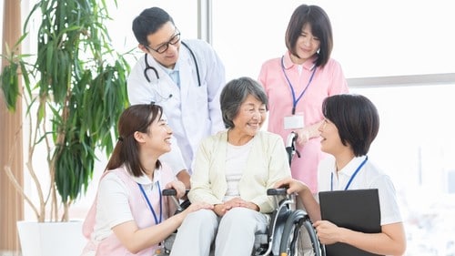 何でもやってくれる介護方針は、高級と言われている老人ホームに多いという。（※写真はイメージです／PIXTA）