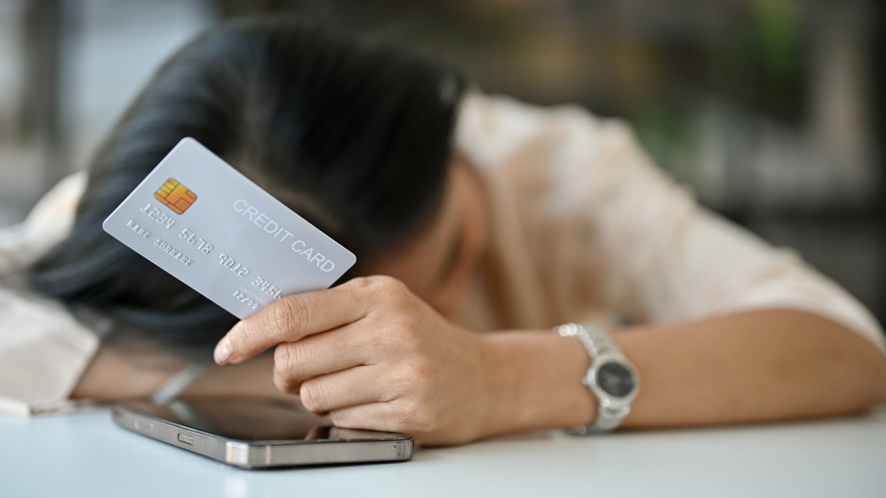 タワマン暮らしで高級ディナーに海外旅行、SNSにアップされる「憧れの生活」…優越感に浸る〈世帯年収1,800万円〉40代夫婦の裏の顔。「不安しかない…」忍び寄る"老後破産"の足音