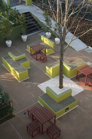 可動式のテーブルセットや「芝生のベンチ」を置くことで、
自発的に入居者間のコミュニティが発生（江田）
