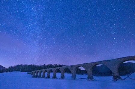 （タウシュベツ川橋梁と空（北海道）／PIXTA）