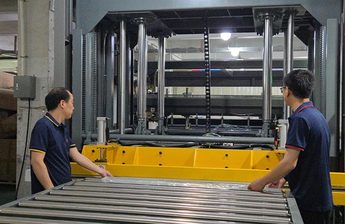 圧縮梱包中のソファ