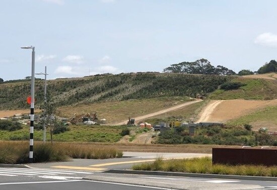 完成した住宅と開発中の丘