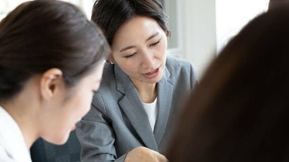 自分より高給取りの若手社員に仕事を指導し…「生まれたタイミングが悪かった」就職氷河期世代、「努力しても報われない」厳しい実情