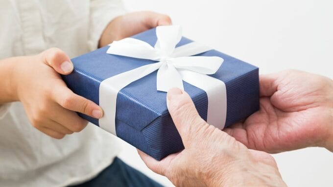 「喜んでもらえると思っていました」〈仕送り月7万円・63歳女性〉孫へのプレゼントがきっかけで崩れた親子関係