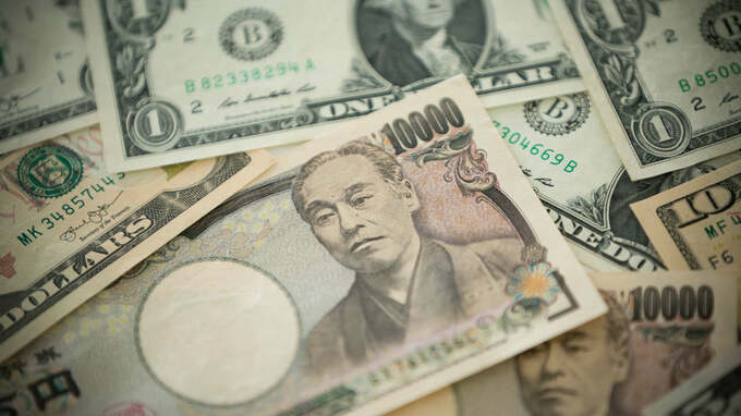 「老後資金を積み立てる」という信仰が秘めた、資産半減の危機