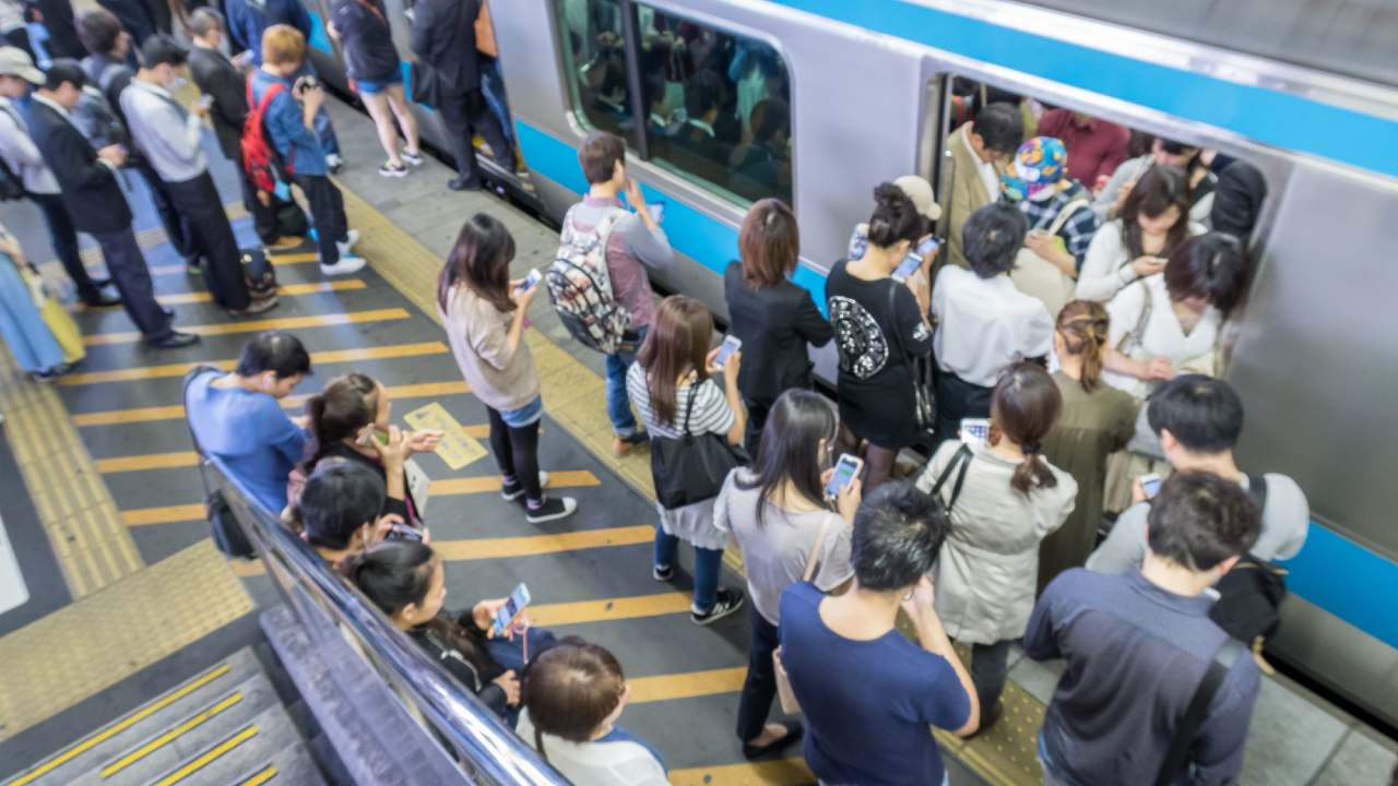 電車が1分遅れただけで非難…日本にはびこる「間違いを認められない文化」の恐ろしさ