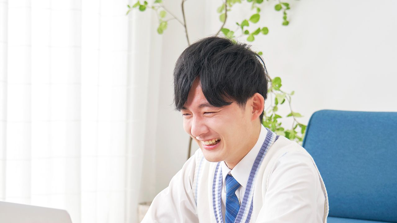 お前が思っているほど、ウチは裕福じゃないんだ…年収900万円・大企業に勤める50歳父、「私立大学のパンフレット」を広げてはしゃぐ「三男」を撃沈させた “我が家の実態”【FPが解説】