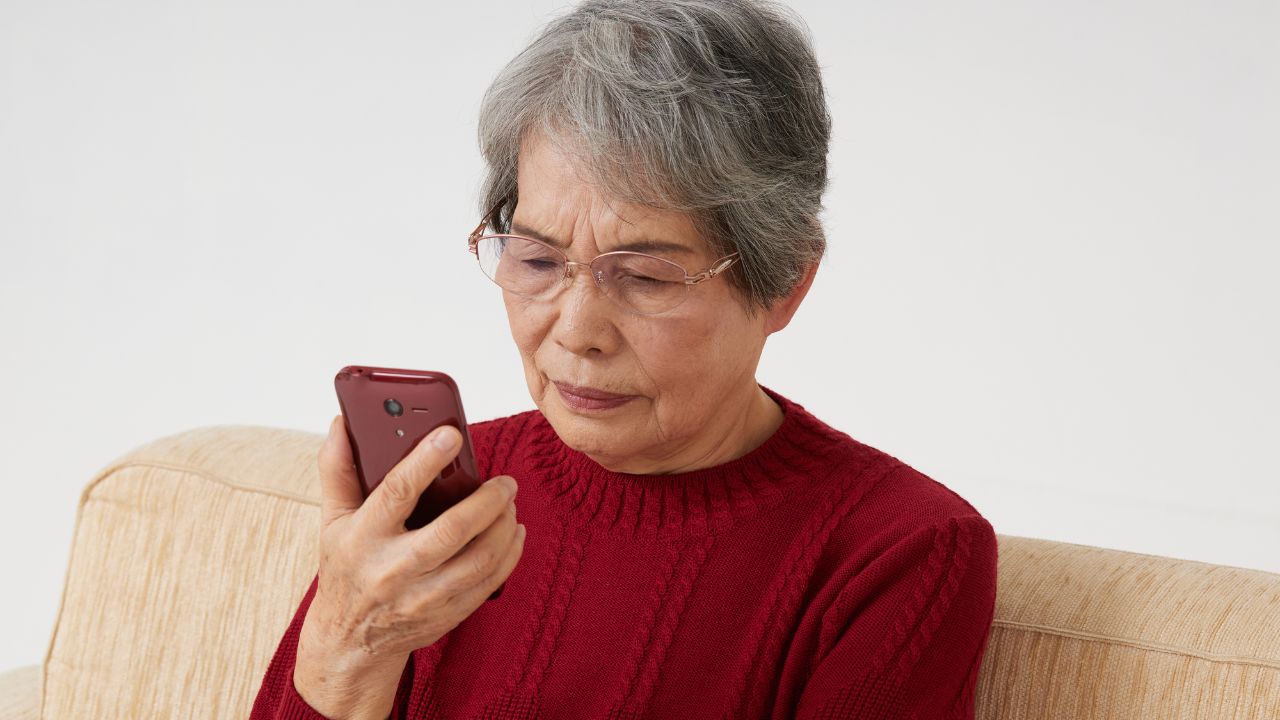 「おばあちゃんには二度と会いません」年金月17万円の71歳祖母、18歳になった孫から届いた〈衝撃のLINE〉