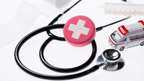 入院患者になったとたんに母親は弱々しい年寄りになったという。（※写真はイメージです／PIXTA）