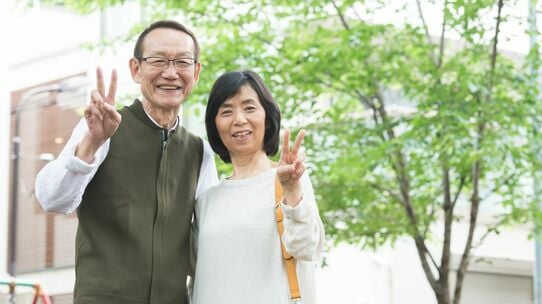 年金月19万円の60代夫婦、移住先「北海道の新居」で年賀状用写真を記念撮影。仲良くピース！満面の笑みも…「誰にも送れなかった」切なすぎる理由【FPが解説】