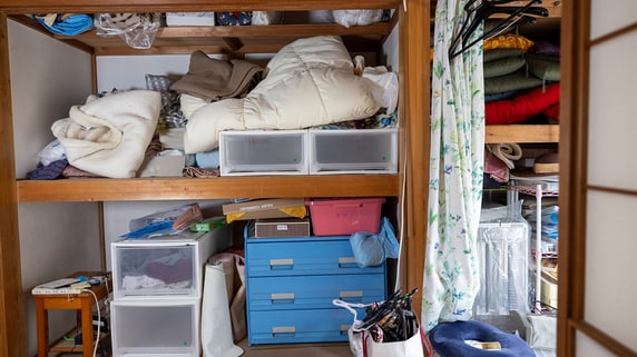 膨大な荷物を前に呆然…妹の転居で空き家になった実家、70代男性が〈約300万円の費用負担なし〉で売却できたワケ【相続実務士が解説】