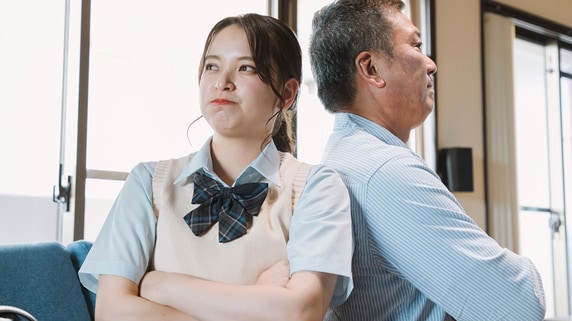 パパ、あんまりだよ…体育祭の打ち上げ〈4,000円〉に「高っ！」と驚愕した50歳父。思わず飛び出た本音が招いた「娘とのすれ違い」  