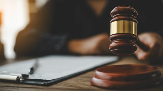 入居者が室内で死亡…孤独死や自殺、物件価値への影響とオーナーの法的責任【弁護士の解説】