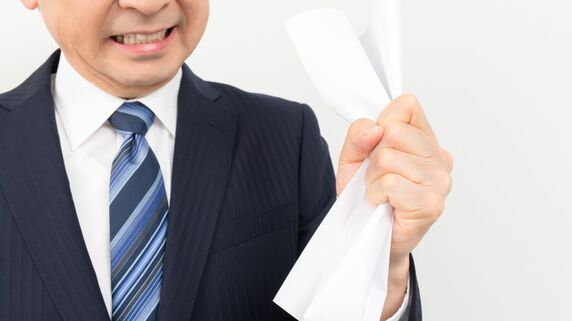 俺はまだまだ現役だ！年金月26万円・65歳の元営業本部長、ノリノリで再就職したが…日本年金機構から送られてきた〈年金カットの通知〉に怒り「あまりにひどい」