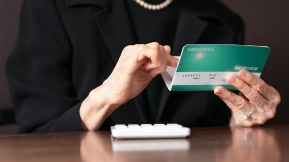 「お父さん、ごめん…」父の死後、通帳に残された“赤いマーカー”に気づいた娘〈深夜の涙〉