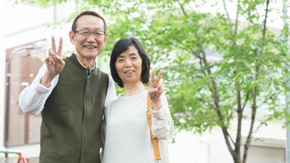 年金月19万円の60代夫婦、移住先「北海道の新居」で年賀状用写真を記念撮影。仲良くピース！満面の笑みも…「誰にも送れなかった」切なすぎる理由【FPが解説】