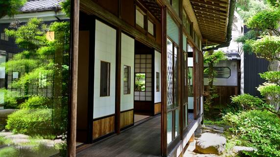 【築80年／地方の実家】売却を決めた40代ひとりっ子、叔母にののしられ散々だったが…「応援します」といって現れた、意外な援軍の正体