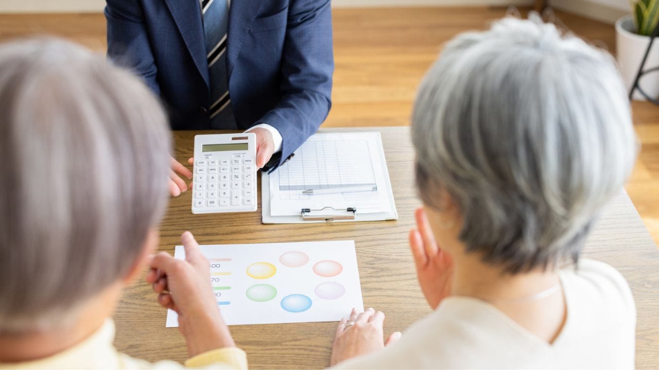 「投資なんて今さら始めても遅い」が“資産リスク”に…老後2000万円問題に備えてプレシニア世代から始める「等身大の資産形成」