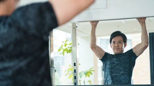 「還暦筋トレーニー」が直面!自分の体重を持ち上げる懸垂の壁