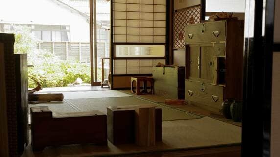 「お金はもういらないから…」〈年金6万円〉70歳母が仕送りを拒否。心配した43歳息子が久々の帰省で見た「信じられない光景」