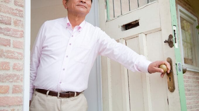 「来るなら連絡してくれよ…」〈地方の庭付き住宅〉に移住した年金暮らしの60代夫婦、半年後に訪ねた息子が見た〈衝撃の光景〉