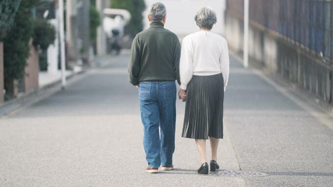 老後資金は十分なはずだった…〈年金月25万円・貯金3,700万円〉65歳夫婦が感じる“埋められない後悔”