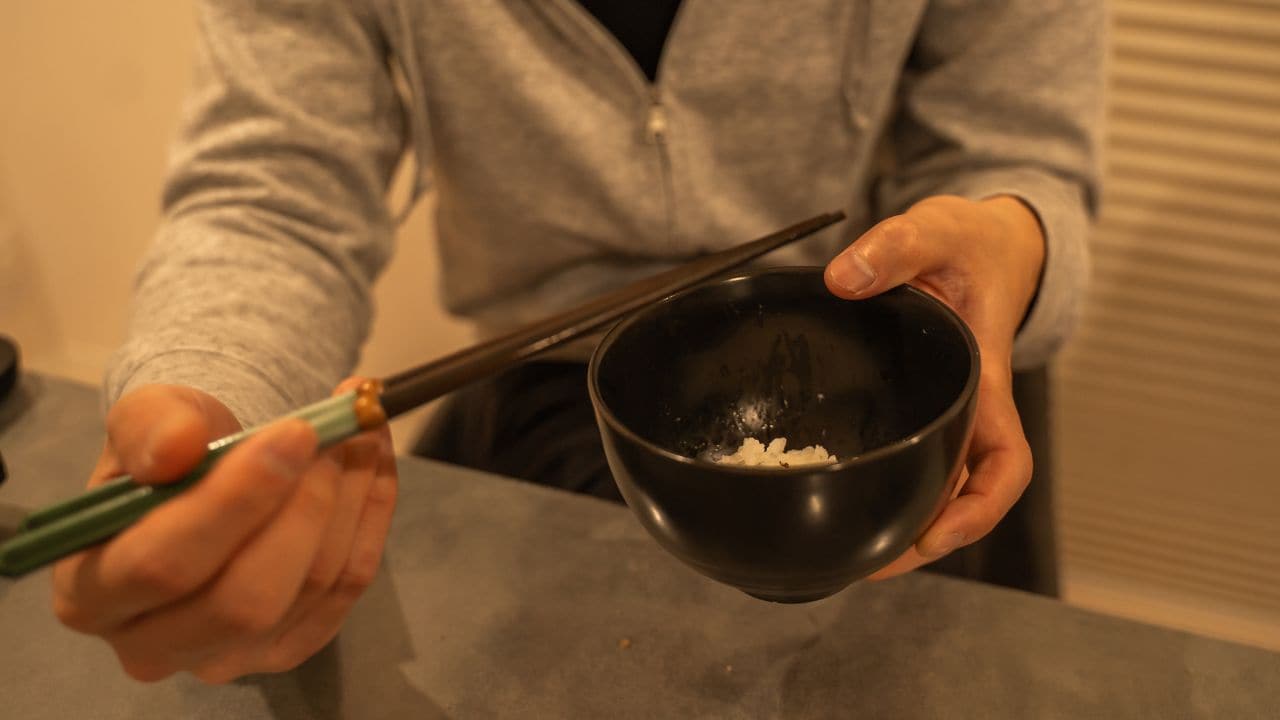 深夜帰宅した32歳銀行員夫の「俺だって遊びたい」に激怒…キャリアを捨てて転勤に帯同。見知らぬ土地で2児をワンオペで育てる31歳妻が、皿を投げたワケ