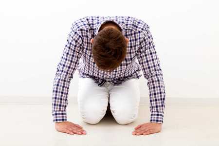 黙っていて、すみません…（※画像はイメージです/PIXTA）