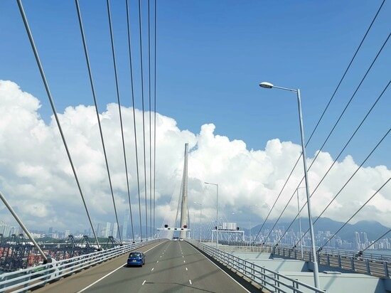 空港から香港島に向かう途中で高層ビルが見えてくる