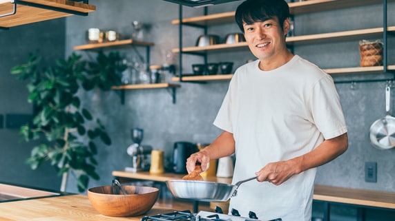 だったらあなたがやってよ！〈食材費1万円の手料理〉でドヤ顔…「名もなき家事」を見てみぬフリする44歳・自称イクメン夫に共働き妻がさらにキレたワケ 