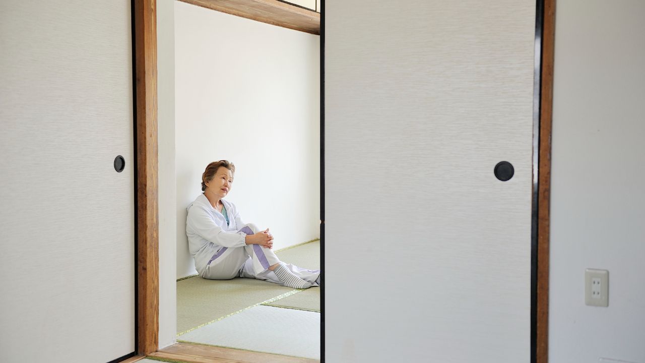 長生きしても迷惑がかかる…末期癌を隠しひっそり生きた独身伯母の贈り物。今際の介護を担った45歳姪〈生命保険金1,000万円〉をもらうはずが…くしゃくしゃの「30年前の保険証券」が告げる、理不尽な現実【FPの助言】