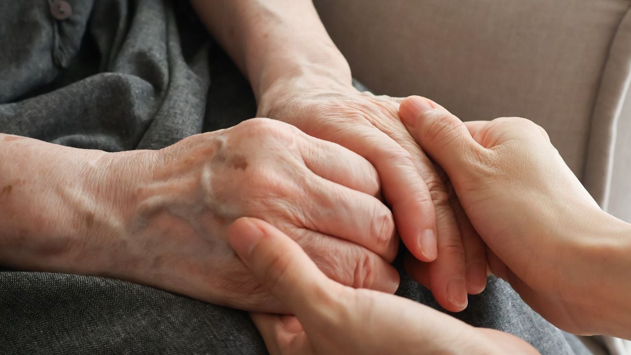 「子どもには頼りたくないから…」自ら老人ホームへ入った74歳母。半年ぶり、面会日に再会した47歳娘が〈言葉を詰まらせた〉ワケ