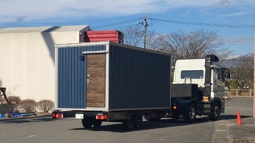 トレーラーハウスは建物ではなく、車両。公道を走ることができる。