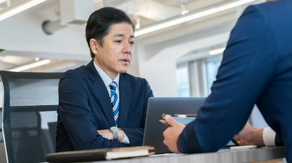 「若い頃はできたのに」「最近は人の名前すら思い出せない」と悩むミドルシニア層…実は、仕事の集中力は年を重ねるほど“深化”する？若手とベテランが補完し合い、チームの成果を劇的に高める方法