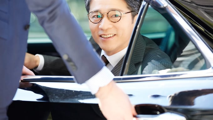税務調査官「この車いいですね」…年商1億円の59歳社長が税務署に目をつけられた“社用車のベンツ”業務で使用も〈追徴税〉を課された理由【税理士が警告】