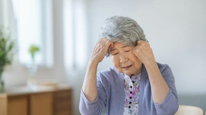 遠方で暮らす親に“認知症の兆候”が…「お金のトラブル」「詐欺被害」を未然に防ぐ方法【介護ジャーナリストが解説】 