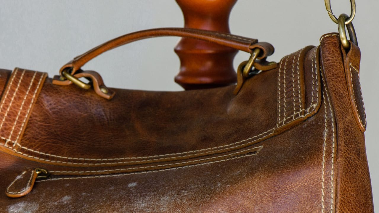 「生活が苦しい」と言っていたのは嘘だったのか…50歳息子がリストラに。“年金月9万円”ぺちゃんこの半纏を着た74歳母が、ヨレヨレのカバンからおもむろに取り出した〈まさかの大金〉