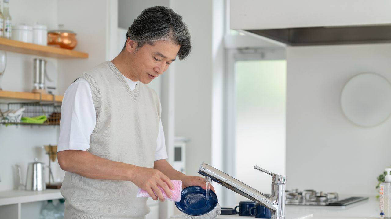 「ただ、ダラダラ家にいるつもり？」55歳共働き妻がピシャリ。〈退職金3,600万円〉座っているだけだった60歳元エリート夫、定年翌朝から“家事フル稼働”で気づいた「意外な幸福」