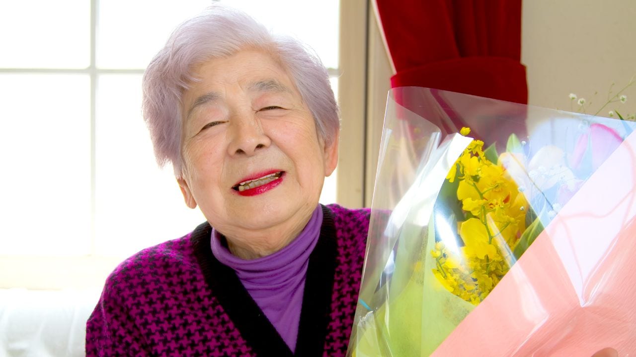 「親孝行のつもりが地獄でした…」入居金1,200万円の高級老人ホームで笑う母、破産寸前の63歳娘。88歳、米寿の祝いで気がついた「残酷な誤算」