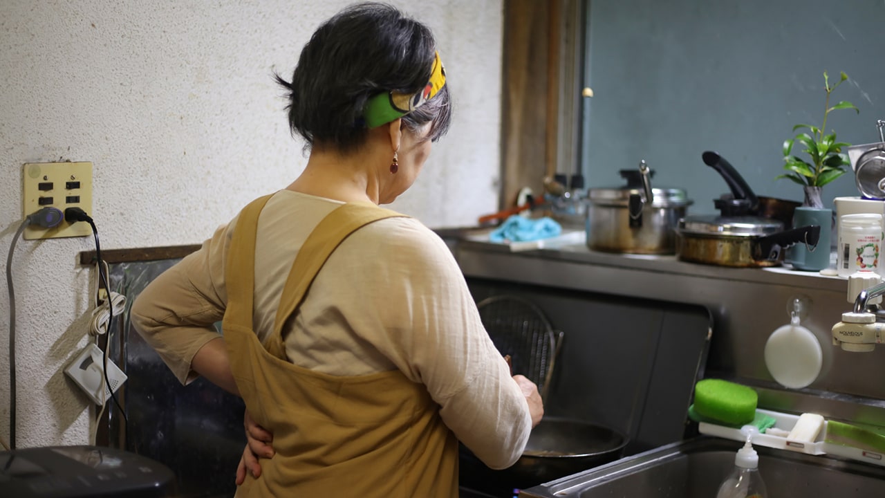「あなたは私の誇りです」実家の母から届く手紙が重い…〈世帯年収1,300万円〉45歳共働き妻が、中学生の娘を「母に会わせたくない」ワケ