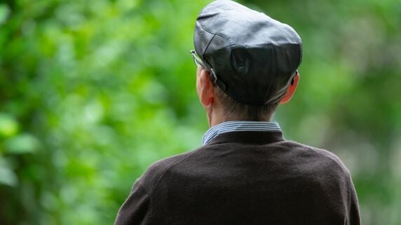 「馬鹿な使い方をしたもんです」…〈貯金350万円〉60歳男性、絶縁の父から転がり込んだ6,200万円に歓喜。高級マンション、海外旅行…夢の生活の〈終着駅〉