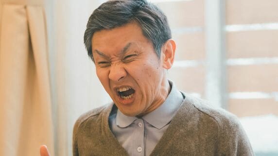 チキショー！…「老いた母の年金・死んだ父の遺産」をジャブジャブパチンコに溶かす「月収5万円・選択的フリーター」51歳次男、コンビニATMで冷酷な仕打ちを受け激怒。実家にダッシュで戻ったあと、観念した理由