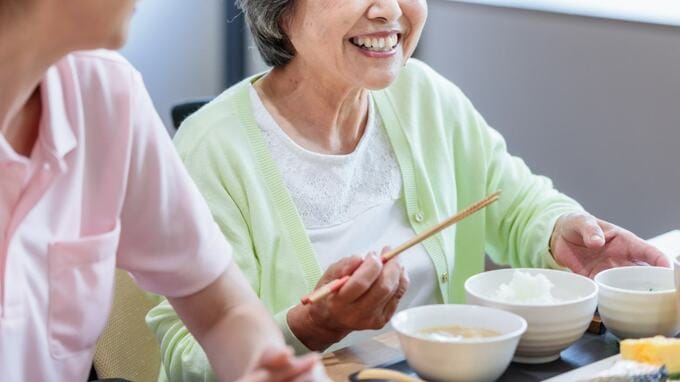 「ここで暮らすしかないの…？」〈年金月17万円・80歳女性〉子どもに勧められた施設入居…数ヵ月後に感じた“違和感”のワケ